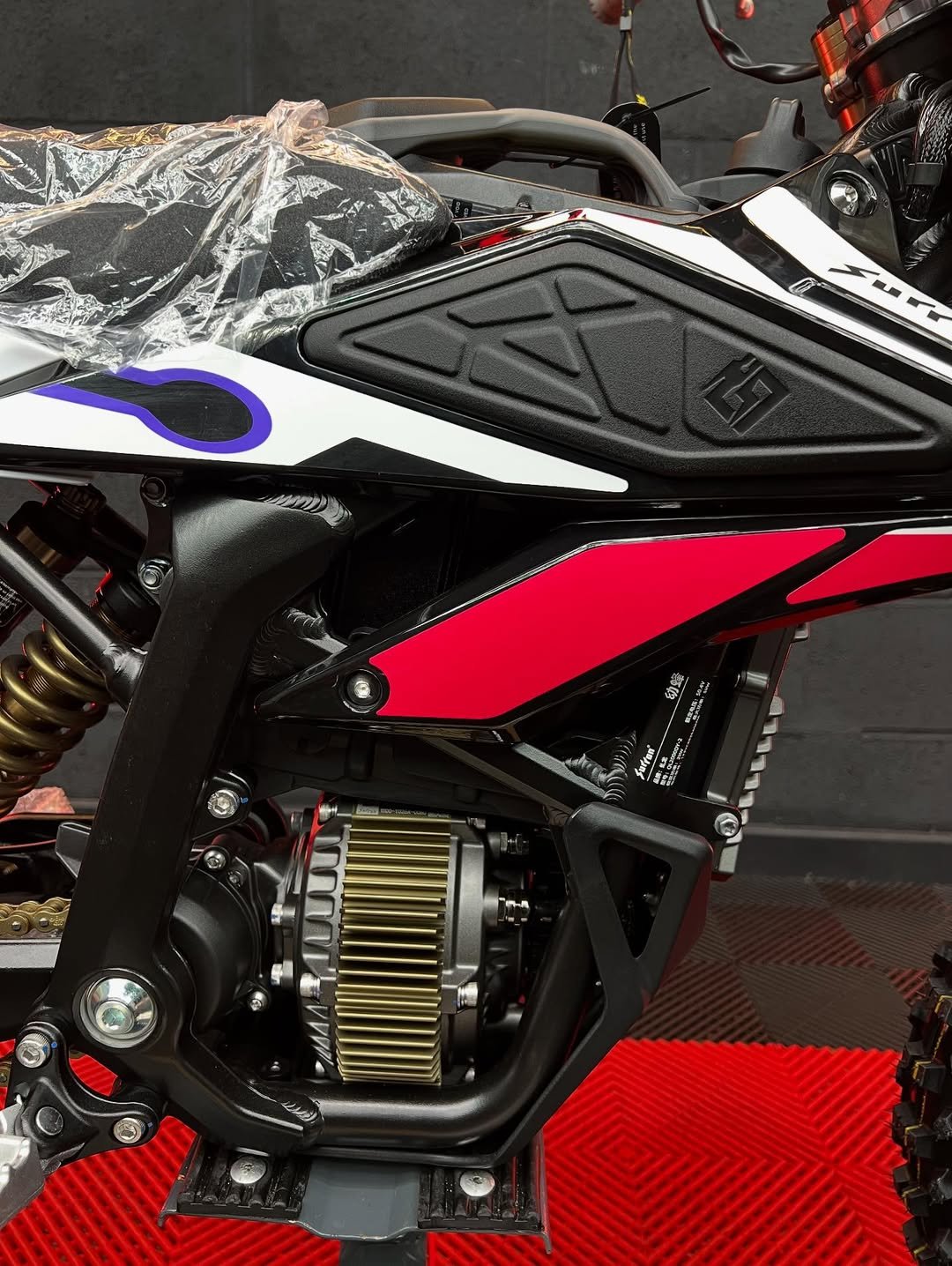 SUR RON HYPER BEE 🐝 2025 – Image 5