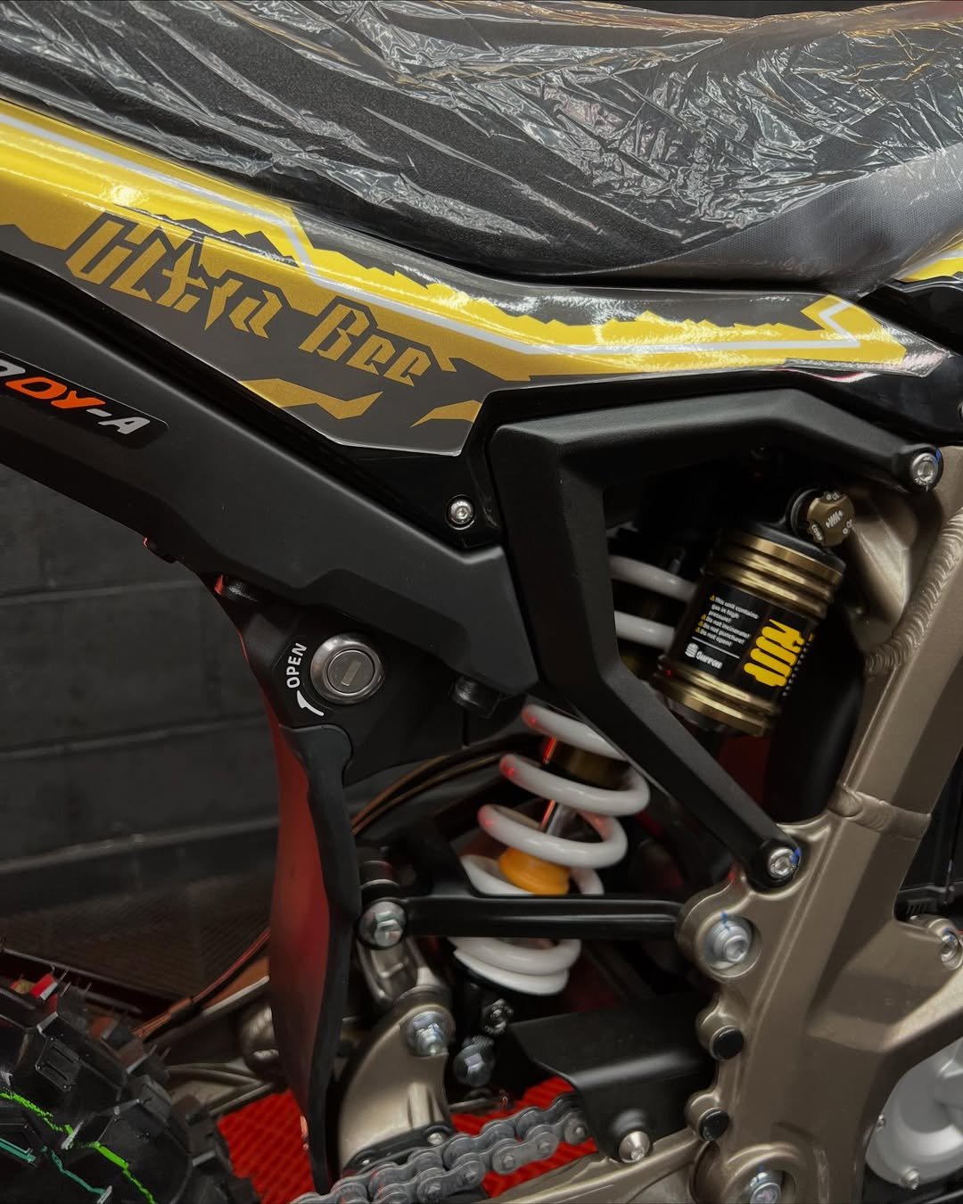 SUR RON ULTRA BEE X HP 🤎 2025 – Image 9