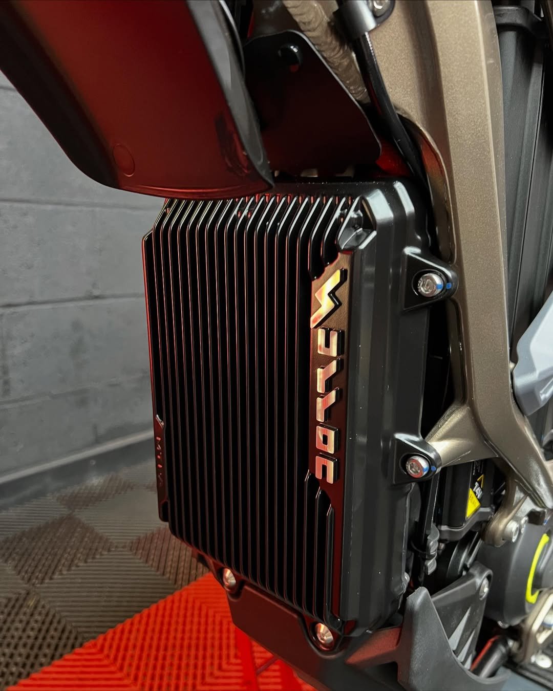 SUR RON ULTRA BEE X HP 🤎 2025 – Image 4