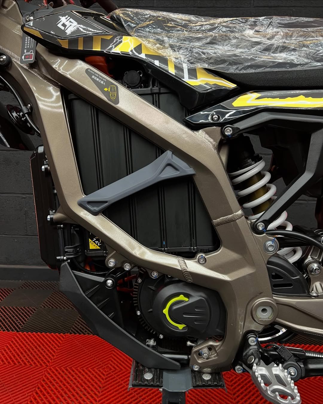 SUR RON ULTRA BEE X HP 🤎 2025 – Image 5